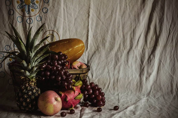 昔の布の上の果実. — ストック写真