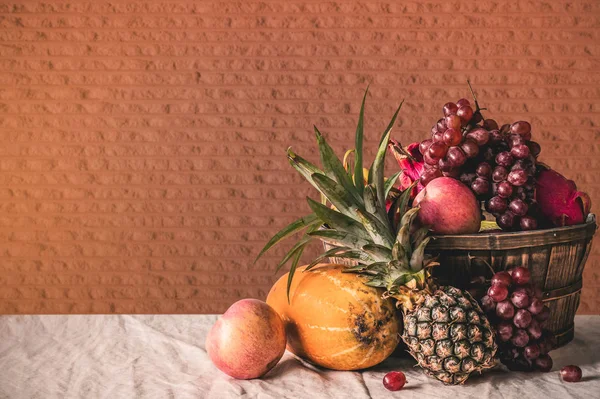 Molti frutti sulla tovaglia . — Foto Stock