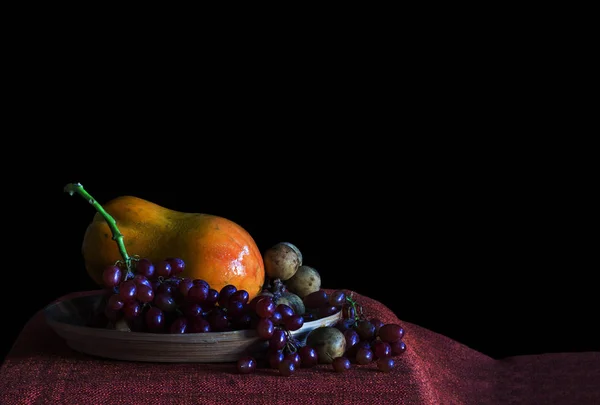 Frutas com fundo preto . — Fotografia de Stock