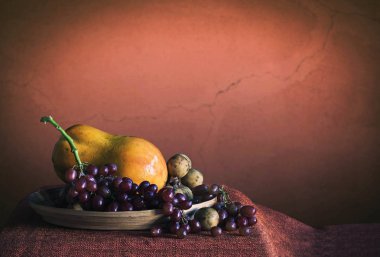 meyve duvar, masa örtüsü üzerinde.