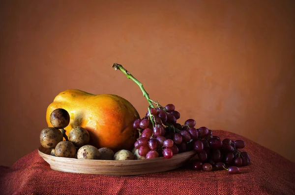 Uva e papaia su un vassoio . — Foto Stock