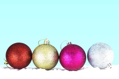 Yeşil bir arka plana sahip renkli topları.