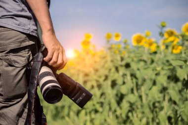 Bahçede kamera tutan el