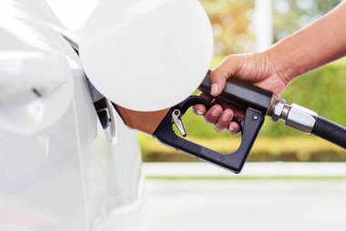 Araba ile fueling işlemek.