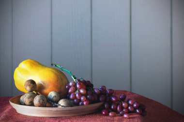 Tablo bir tepsi içinde meyve.