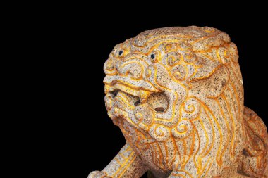 siyah arka plan üzerine aslan heykeli.