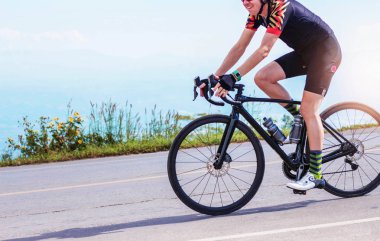 Genç erkek yolda Bisiklete binme.