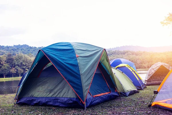 Campamento de tiendas en el río —  Fotos de Stock