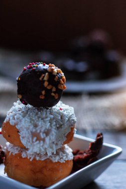 Çörek ve çikolata plaka üzerinde.