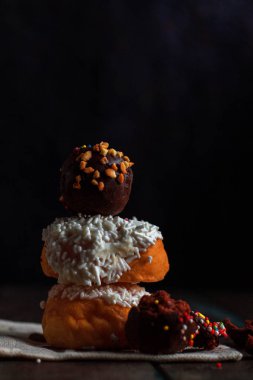 Çörek ve çikolata siyah bir arka plan ile.