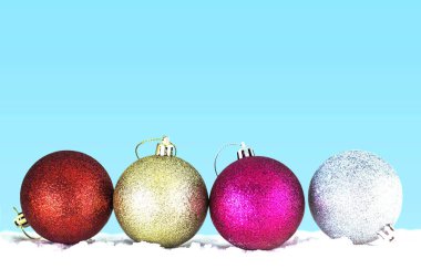 Noel için renkli toplar 