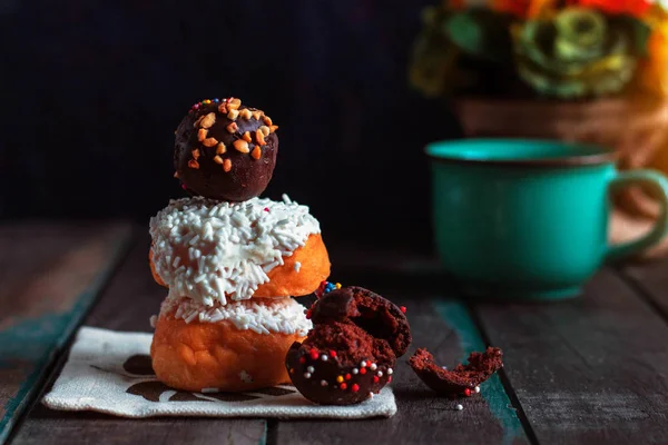 Donuts bir tahta üzerinde.