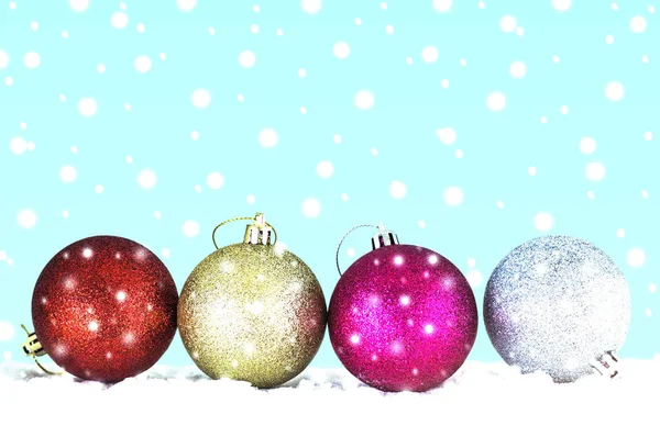 Kar üzerinde renkli topları.