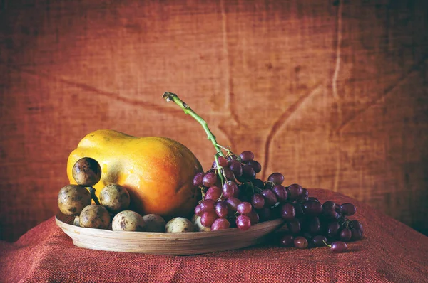 Gyümölcsök a fa tálcán. — Stock Fotó