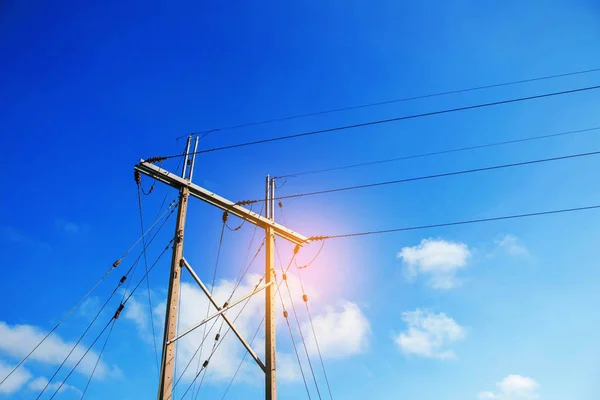 Elektricitet polacker med blå himmel. — Stockfoto