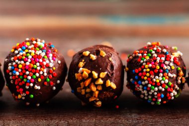 Bir tahta üzerinde çikolata topu.