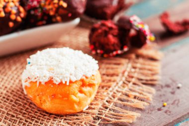 Çörek ve bir ahşap çikolata.