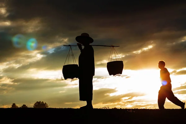 Agricultor e hijo al atardecer . —  Fotos de Stock