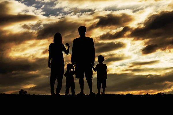 Familie met de silhouetten. — Stockfoto
