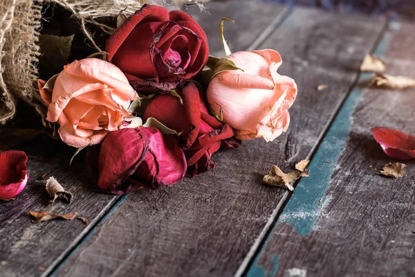 Trockene Rosen auf hölzernen. — Stockfoto