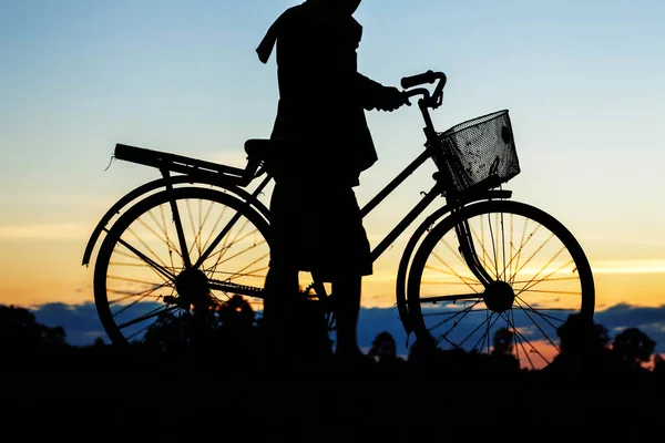 Granjeros son bicicleta con siluetas . —  Fotos de Stock