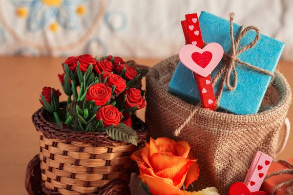 Confezione regalo con fiori sul cestino . — Foto Stock