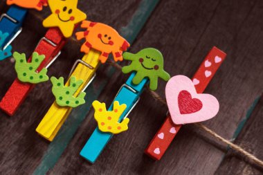 Kalp şeklinde iğnesi ahşap üzerinde.