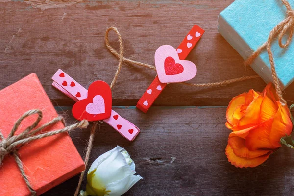 Gift and hearts on wood. — Stock Photo, Image