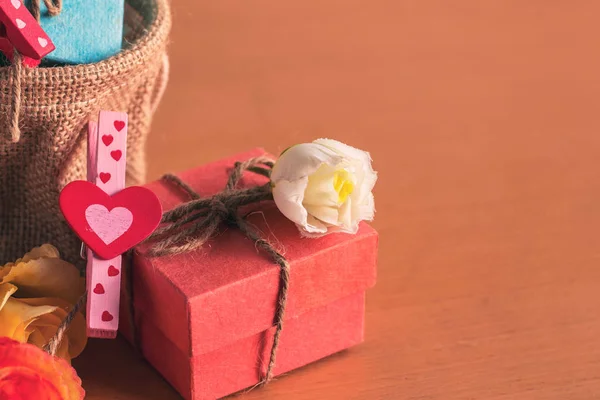 Caja de regalo en una madera . —  Fotos de Stock