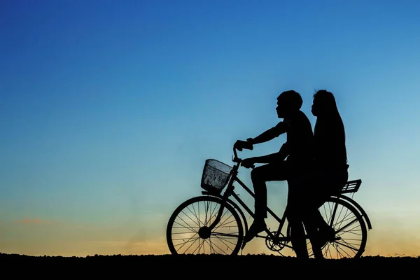 Chica joven en una bicicleta en el cielo . —  Fotos de Stock