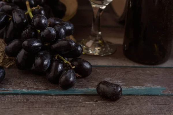 Trauben und Wein auf Holz. — Stockfoto