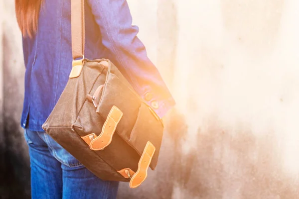 Mujer y una bolsa para viajar . — Foto de Stock