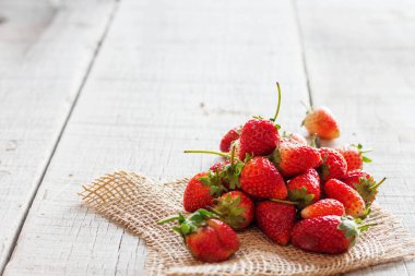 ahşap zemin üzerinde kırmızı meyveler.