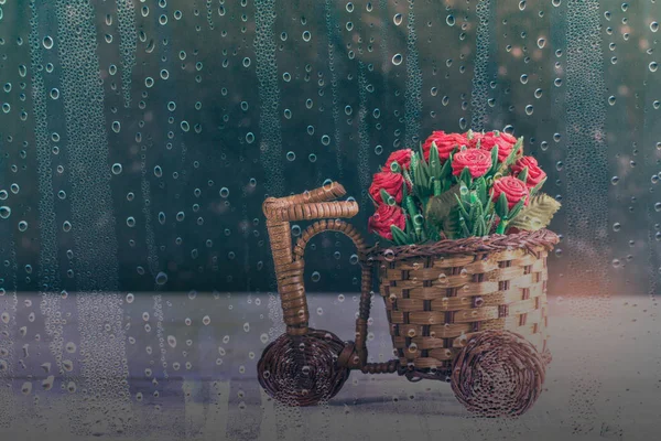 Cesta de rosas em madeira . — Fotografia de Stock