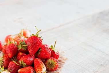 Masada kırmızı çilek.