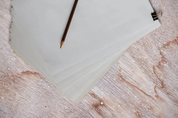 Papel y lápiz sobre madera vieja . — Foto de Stock