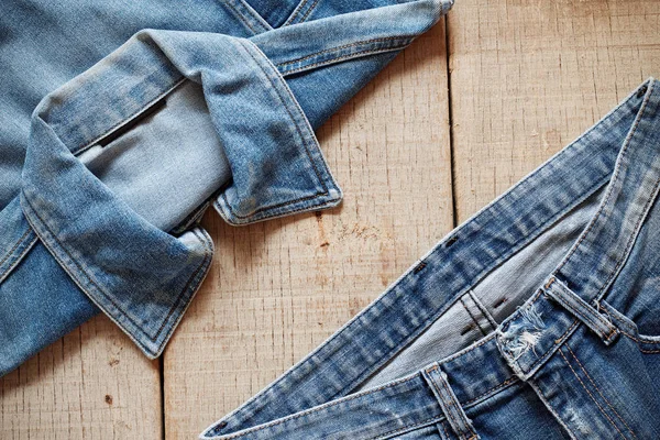 Alte Jeans auf Holz. — Stockfoto