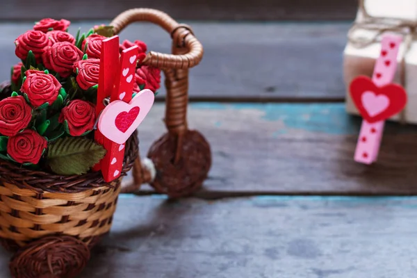 Cuori e fiori su legno . — Foto Stock