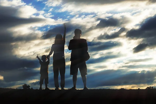 Parents et enfants avec silhouettes . — Photo