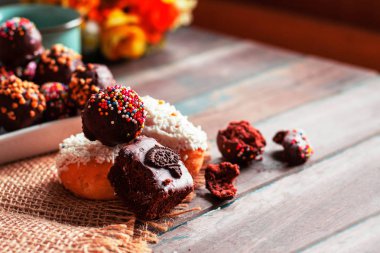 chocolat sur la table en bois.