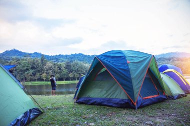 Turistler çadır doğa sabah ile.