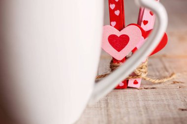 Bir fincan bir dikizlemek saplı kırmızı kalp.