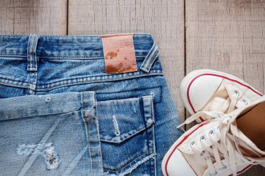 Kot pantolon ve spor ayakkabı katta.