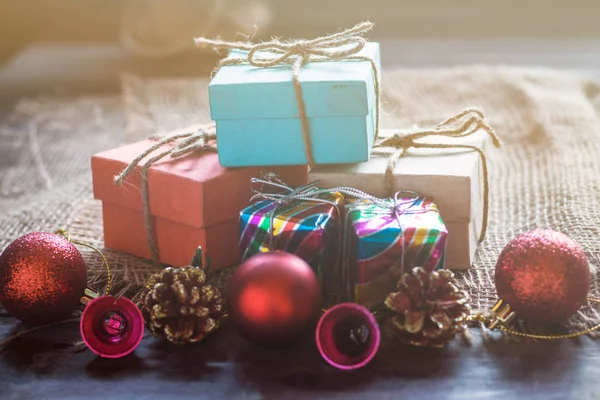 Regalo en una mesa de madera . — Foto de Stock