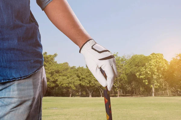 Muž s golf na trávníku. — Stock fotografie