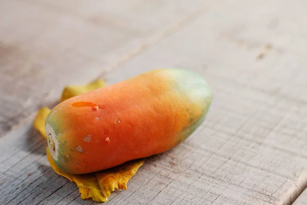 Papaya sobre suelo de madera . — Foto de Stock