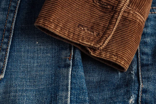 Maniche in velluto a coste su jeans . — Foto Stock