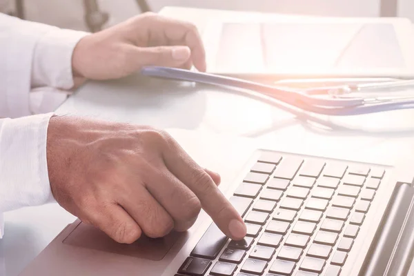 Las manos están trabajando en una computadora . — Foto de Stock