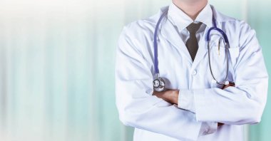 Doktor ve boynunda steteskop.