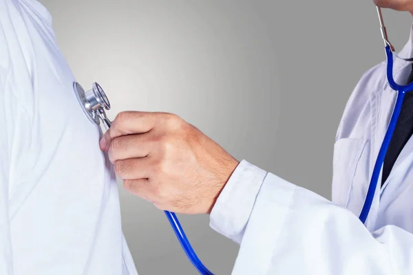 Dokter is het controleren van de patiënt. — Stockfoto